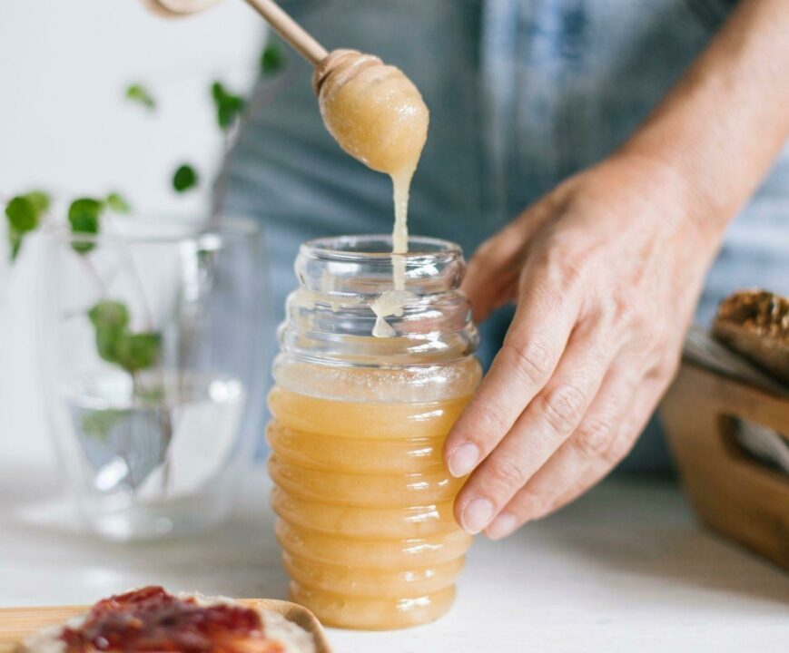 pot de miel avec cuillère en bois